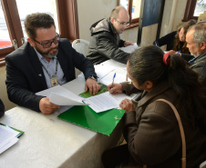 Neste sábado (6), representantes da Cohapar e prefeituras entregaram as escrituras de propriedade de 109 famílias da região dos Campos Gerais em Ponta Grossa. Os documentos foram emitidos pela companhia por meio do programa de Escrituração Direta, que prevê um serviço mais rápido e barato do que aquele praticado pelos tabelionatos.  -  Ponta Grossa, 06/07/2019  -  Foto: Guilherme Santos/Cohapar