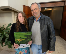 Neste sábado (6), representantes da Cohapar e prefeituras entregaram as escrituras de propriedade de 109 famílias da região dos Campos Gerais em Ponta Grossa. Os documentos foram emitidos pela companhia por meio do programa de Escrituração Direta, que prevê um serviço mais rápido e barato do que aquele praticado pelos tabelionatos.  -  Ponta Grossa, 06/07/2019  -  Foto: Guilherme Santos/Cohapar
