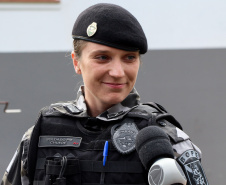 A soldado Angélica Aparecida Chuede é a primeira mulher a fazer parte da Companhia de Operações com Cães (COC) do Batalhão de Operações Especiais (BOPE), em 47 anos de criação da subunidade. A inclusão da militar estadual aconteceu com a formatura dela no Curso de Cinotecnia na última semana, que fez todas as etapas com seu cão Hunter.  -  Curitiba, 04/07/2019  =-  Foto: Soldado Amanda Morais