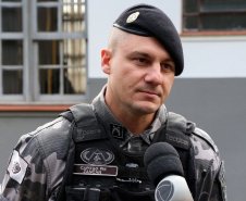 A soldado Angélica Aparecida Chuede é a primeira mulher a fazer parte da Companhia de Operações com Cães (COC) do Batalhão de Operações Especiais (BOPE), em 47 anos de criação da subunidade. A inclusão da militar estadual aconteceu com a formatura dela no Curso de Cinotecnia na última semana, que fez todas as etapas com seu cão Hunter. Na foto, O capitão Zancan -  Curitiba, 04/07/2019  =-  Foto: Soldado Amanda Morais