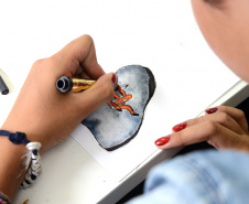 O Centro Juvenil de Artes Plásticas (CJAP), instituição dedicada à formação artística de crianças e jovens no Paraná, traz novidades em sua grade curricular para o segundo semestre de 2019. São três novos cursos: Arte Urbana, Fazendo Vídeoarte e Criação de Jogos. As inscrições começam nesta segunda-feira, dia 15 de julho. As aulas iniciam no dia 5 de agosto..Foto: Kraw Penas/SECC