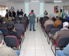 Dezenas de produtores rurais, empresários e lideranças políticas e empresariais do Noroeste do Paraná e até do Mato Grosso do Sul compareceram ao Polo Regional de Pesquisa do Instituto Agronômico do Paraná (Iapar) em Paranavaí no sábado (6). Eles foram conhecer a nova variedade de mandioca lançada pelo Instituto, a IPR B36.  Paranavaí,  06/07/2019  -   Foto:  Lucas Vieira Araujo