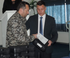 Unidades prisionais das regiões de Ponta Grossa e Guarapuava receberam armas e rádios comunicadores digitais. A entrega faz parte de um pacote de investimentos que somam R$ 22 milhões. O objetivo é equipar e modernizar o sistema prisional do Paraná.  -  Foto: Divulgação Depen
