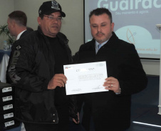 Unidades prisionais das regiões de Ponta Grossa e Guarapuava receberam armas e rádios comunicadores digitais. A entrega faz parte de um pacote de investimentos que somam R$ 22 milhões. O objetivo é equipar e modernizar o sistema prisional do Paraná.  -  Foto: Divulgação Depen