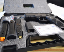 Unidades prisionais das regiões de Ponta Grossa e Guarapuava receberam armas e rádios comunicadores digitais. A entrega faz parte de um pacote de investimentos que somam R$ 22 milhões. O objetivo é equipar e modernizar o sistema prisional do Paraná.  -  Foto: Divulgação Depen