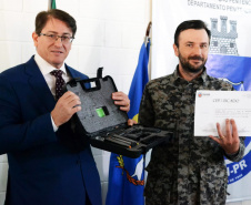 Unidades prisionais das regiões de Ponta Grossa e Guarapuava receberam armas e rádios comunicadores digitais. A entrega faz parte de um pacote de investimentos que somam R$ 22 milhões. O objetivo é equipar e modernizar o sistema prisional do Paraná.  -  Foto: Divulgação Depen