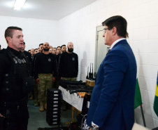 Unidades prisionais das regiões de Ponta Grossa e Guarapuava receberam armas e rádios comunicadores digitais. A entrega faz parte de um pacote de investimentos que somam R$ 22 milhões. O objetivo é equipar e modernizar o sistema prisional do Paraná.  -  Foto: Divulgação Depen