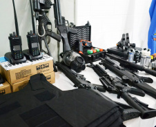 Unidades prisionais das regiões de Ponta Grossa e Guarapuava receberam armas e rádios comunicadores digitais. A entrega faz parte de um pacote de investimentos que somam R$ 22 milhões. O objetivo é equipar e modernizar o sistema prisional do Paraná.  -  Foto: Divulgação Depen