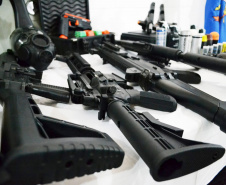 Unidades prisionais das regiões de Ponta Grossa e Guarapuava receberam armas e rádios comunicadores digitais. A entrega faz parte de um pacote de investimentos que somam R$ 22 milhões. O objetivo é equipar e modernizar o sistema prisional do Paraná.  -  Foto: Divulgação Depen