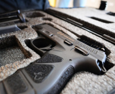 Unidades prisionais das regiões de Ponta Grossa e Guarapuava receberam armas e rádios comunicadores digitais. A entrega faz parte de um pacote de investimentos que somam R$ 22 milhões. O objetivo é equipar e modernizar o sistema prisional do Paraná.  -  Foto: Divulgação Depen