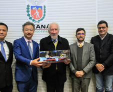 O vice-governador Darci Piana, recebe delegação chinesa, no Palácio Iguaçu. Participaram: Ceo da CCCC Chang Youngbu; presidente da CCCC no Brasil, Lin Li; presidente da Concremat, Mauro Viegas Neto; presidente da SDC do Brasil, Luo Jung; secretário de Infraestrutura e Logística, Sandro Alex; presidente da Paraná Desenvolvimento, Eduardo Bekin e o superintendente dos Portos do Paraná, Luiz Fernando Garcia. -  Curitiba, 08-07-19.Foto: Valdelino Pontes