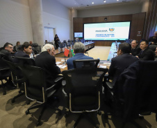 O vice-governador Darci Piana, recebe delegação chinesa, no Palácio Iguaçu. Participaram: Ceo da CCCC Chang Youngbu; presidente da CCCC no Brasil, Lin Li; presidente da Concremat, Mauro Viegas Neto; presidente da SDC do Brasil, Luo Jung; secretário de Infraestrutura e Logística, Sandro Alex; presidente da Paraná Desenvolvimento, Eduardo Bekin e o superintendente dos Portos do Paraná, Luiz Fernando Garcia.Curitiba, 08-07-19.Foto: Arnaldo Alves / ANPr.