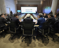 O vice-governador Darci Piana, recebe delegação chinesa, no Palácio Iguaçu. Participaram: Ceo da CCCC Chang Youngbu; presidente da CCCC no Brasil, Lin Li; presidente da Concremat, Mauro Viegas Neto; presidente da SDC do Brasil, Luo Jung; secretário de Infraestrutura e Logística, Sandro Alex; presidente da Paraná Desenvolvimento, Eduardo Bekin e o superintendente dos Portos do Paraná, Luiz Fernando Garcia.Curitiba, 08-07-19.Foto: Arnaldo Alves / ANPr.