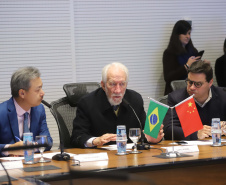 O vice-governador Darci Piana, recebe delegação chinesa, no Palácio Iguaçu. Participaram: Ceo da CCCC Chang Youngbu; presidente da CCCC no Brasil, Lin Li; presidente da Concremat, Mauro Viegas Neto; presidente da SDC do Brasil, Luo Jung; secretário de Infraestrutura e Logística, Sandro Alex; presidente da Paraná Desenvolvimento, Eduardo Bekin e o superintendente dos Portos do Paraná, Luiz Fernando Garcia.Curitiba, 08-07-19.Foto: Arnaldo Alves / ANPr.