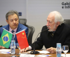O vice-governador Darci Piana, recebe delegação chinesa, no Palácio Iguaçu. Participaram: Ceo da CCCC Chang Youngbu; presidente da CCCC no Brasil, Lin Li; presidente da Concremat, Mauro Viegas Neto; presidente da SDC do Brasil, Luo Jung; secretário de Infraestrutura e Logística, Sandro Alex; presidente da Paraná Desenvolvimento, Eduardo Bekin e o superintendente dos Portos do Paraná, Luiz Fernando Garcia.Curitiba, 08-07-19.Foto: Arnaldo Alves / ANPr.