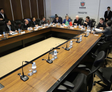 O vice-governador Darci Piana, recebe delegação chinesa, no Palácio Iguaçu. Participaram: Ceo da CCCC Chang Youngbu; presidente da CCCC no Brasil, Lin Li; presidente da Concremat, Mauro Viegas Neto; presidente da SDC do Brasil, Luo Jung; secretário de Infraestrutura e Logística, Sandro Alex; presidente da Paraná Desenvolvimento, Eduardo Bekin e o superintendente dos Portos do Paraná, Luiz Fernando Garcia.Curitiba, 08-07-19.Foto: Arnaldo Alves / ANPr.