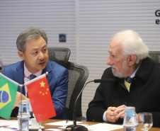 O vice-governador Darci Piana, recebe delegação chinesa, no Palácio Iguaçu. Participaram: Ceo da CCCC Chang Youngbu; presidente da CCCC no Brasil, Lin Li; presidente da Concremat, Mauro Viegas Neto; presidente da SDC do Brasil, Luo Jung; secretário de Infraestrutura e Logística, Sandro Alex; presidente da Paraná Desenvolvimento, Eduardo Bekin e o superintendente dos Portos do Paraná, Luiz Fernando Garcia.Curitiba, 08-07-19.Foto: Arnaldo Alves / ANPr.