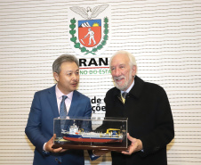 O vice-governador Darci Piana, recebe delegação chinesa, no Palácio Iguaçu. Participaram: Ceo da CCCC Chang Youngbu; presidente da CCCC no Brasil, Lin Li; presidente da Concremat, Mauro Viegas Neto; presidente da SDC do Brasil, Luo Jung; secretário de Infraestrutura e Logística, Sandro Alex; presidente da Paraná Desenvolvimento, Eduardo Bekin e o superintendente dos Portos do Paraná, Luiz Fernando Garcia.Curitiba, 08-07-19.Foto: Arnaldo Alves / ANPr.
