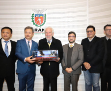 O vice-governador Darci Piana, recebe delegação chinesa, no Palácio Iguaçu. Participaram: Ceo da CCCC Chang Youngbu; presidente da CCCC no Brasil, Lin Li; presidente da Concremat, Mauro Viegas Neto; presidente da SDC do Brasil, Luo Jung; secretário de Infraestrutura e Logística, Sandro Alex; presidente da Paraná Desenvolvimento, Eduardo Bekin e o superintendente dos Portos do Paraná, Luiz Fernando Garcia.Curitiba, 08-07-19.Foto: Arnaldo Alves / ANPr.