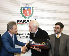 O vice-governador Darci Piana, recebe delegação chinesa, no Palácio Iguaçu. Participaram: Ceo da CCCC Chang Youngbu; presidente da CCCC no Brasil, Lin Li; presidente da Concremat, Mauro Viegas Neto; presidente da SDC do Brasil, Luo Jung; secretário de Infraestrutura e Logística, Sandro Alex; presidente da Paraná Desenvolvimento, Eduardo Bekin e o superintendente dos Portos do Paraná, Luiz Fernando Garcia.Curitiba, 08-07-19.Foto: Arnaldo Alves / ANPr.