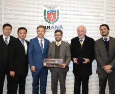O vice-governador Darci Piana, recebe delegação chinesa, no Palácio Iguaçu. Participaram: Ceo da CCCC Chang Youngbu; presidente da CCCC no Brasil, Lin Li; presidente da Concremat, Mauro Viegas Neto; presidente da SDC do Brasil, Luo Jung; secretário de Infraestrutura e Logística, Sandro Alex; presidente da Paraná Desenvolvimento, Eduardo Bekin e o superintendente dos Portos do Paraná, Luiz Fernando Garcia.Curitiba, 08-07-19.Foto: Arnaldo Alves / ANPr.