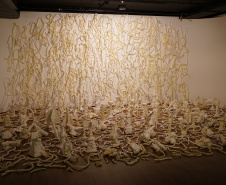 A artista paranaense Guita Soifer apresenta a sua exposição inédita, que poderá ser vista até o dia 25 de agosto, na Sala 10. ?Oferenda? é uma escultura contemporânea feita a partir de resina plástica que parece brotar da parede da sala expositiva, invadindo boa parte do espaço e provocando um efeito surrealista.  -  Curitiba, 09/07/2019  -  Foto: 