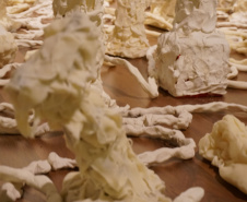 A artista paranaense Guita Soifer apresenta a sua exposição inédita, que poderá ser vista até o dia 25 de agosto, na Sala 10. ?Oferenda? é uma escultura contemporânea feita a partir de resina plástica que parece brotar da parede da sala expositiva, invadindo boa parte do espaço e provocando um efeito surrealista.  -  Curitiba, 09/07/2019  -  Foto: 