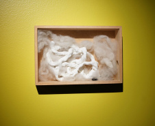 A artista paranaense Guita Soifer apresenta a sua exposição inédita, que poderá ser vista até o dia 25 de agosto, na Sala 10. ?Oferenda? é uma escultura contemporânea feita a partir de resina plástica que parece brotar da parede da sala expositiva, invadindo boa parte do espaço e provocando um efeito surrealista.  -  Curitiba, 09/07/2019  -  Foto: 