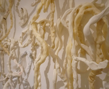 A artista paranaense Guita Soifer apresenta a sua exposição inédita, que poderá ser vista até o dia 25 de agosto, na Sala 10. ?Oferenda? é uma escultura contemporânea feita a partir de resina plástica que parece brotar da parede da sala expositiva, invadindo boa parte do espaço e provocando um efeito surrealista.  -  Curitiba, 09/07/2019  -  Foto: 