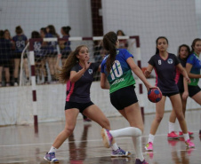 Apucarana será sede pela sexta vez sede de uma fase final dos Jogos Escolares do Paraná (JEPS). Neste ano, será a competição para alunos-atletas da categoria 12 a 14 anos, entre 12 e 20 de julho. A cidade tem recebido desde 2015 ao menos uma das etapas finais da competição. Para esta estão confirmados 747 estabelecimentos de ensino de 270 municípios, somando 5.279 participantes, entre atletas e dirigentes.Foto: Divulgação/SEET