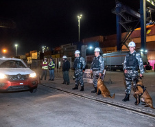 A Administração dos Portos do Paraná, a Polícia Militar e Polícia Federal se integraram para uma megaoperação contra o tráfico de drogas no Porto de Paranaguá. Na noite desta terça-feira (9), um grupo de 20 homens, formado por integrantes da Guarda Portuária, militares e agentes federais, junto de cães farejadores, vistoriaram cerca de 109 veículos que saíram do terminal com destino à África.  Foto: Claudio Neves/Portos do Paraná