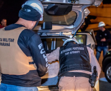 A Administração dos Portos do Paraná, a Polícia Militar e Polícia Federal se integraram para uma megaoperação contra o tráfico de drogas no Porto de Paranaguá. Na noite desta terça-feira (9), um grupo de 20 homens, formado por integrantes da Guarda Portuária, militares e agentes federais, junto de cães farejadores, vistoriaram cerca de 109 veículos que saíram do terminal com destino à África.  Foto: Claudio Neves/Portos do Paraná