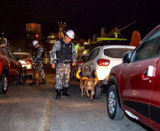 A Administração dos Portos do Paraná, a Polícia Militar e Polícia Federal se integraram para uma megaoperação contra o tráfico de drogas no Porto de Paranaguá. Na noite desta terça-feira (9), um grupo de 20 homens, formado por integrantes da Guarda Portuária, militares e agentes federais, junto de cães farejadores, vistoriaram cerca de 109 veículos que saíram do terminal com destino à África. Foto: Claudio Neves/Portos do Paraná
