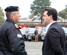 O governador Carlos Massa Ratinho Junior destacou nesta quarta-feira (10) o esforço que o Estado tem feito para recompor e atualizar a frota de viaturas policiais. Em solenidade para a entrega de 100 novos veículos para as polícias Militar e Civil e para os Bombeiros, ele lembrou que assumiu o governo com cerca de 40% das viaturas policiais no conserto e que vem trabalhando para resolver a situação. Foto: Gilson Abreu/ANPr