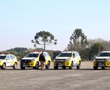 O governador Carlos Massa Ratinho Junior destacou nesta quarta-feira (10) o esforço que o Estado tem feito para recompor e atualizar a frota de viaturas policiais. Em solenidade para a entrega de 100 novos veículos para as polícias Militar e Civil e para os Bombeiros, ele lembrou que assumiu o governo com cerca de 40% das viaturas policiais no conserto e que vem trabalhando para resolver a situação. Foto: Gilson Abreu/ANP