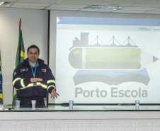 Os dez alunos vencedores do concurso de desenhos e frases do programa Porto Escola fizeram uma visita especial ao Porto de Paranaguá nesta quarta-feira (10). Os estudantes e professores ganharam um passeio de barco, kits de desenho e um quadro com a composição vencedora. A oitava edição do concurso reuniu trabalhos de 824 estudantes do 5º ano do ensino fundamental, matriculados na rede pública de ensino. Foto: Claudio Neves/Portos do Paraná