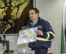Os dez alunos vencedores do concurso de desenhos e frases do programa Porto Escola fizeram uma visita especial ao Porto de Paranaguá nesta quarta-feira (10). Os estudantes e professores ganharam um passeio de barco, kits de desenho e um quadro com a composição vencedora. A oitava edição do concurso reuniu trabalhos de 824 estudantes do 5º ano do ensino fundamental, matriculados na rede pública de ensino. Foto: Claudio Neves/Portos do Paraná