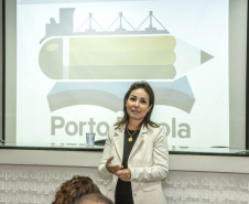 Os dez alunos vencedores do concurso de desenhos e frases do programa Porto Escola fizeram uma visita especial ao Porto de Paranaguá nesta quarta-feira (10). Os estudantes e professores ganharam um passeio de barco, kits de desenho e um quadro com a composição vencedora. A oitava edição do concurso reuniu trabalhos de 824 estudantes do 5º ano do ensino fundamental, matriculados na rede pública de ensino. Foto: Claudio Neves/Portos do Paraná