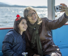 Os dez alunos vencedores do concurso de desenhos e frases do programa Porto Escola fizeram uma visita especial ao Porto de Paranaguá nesta quarta-feira (10). Os estudantes e professores ganharam um passeio de barco, kits de desenho e um quadro com a composição vencedora. A oitava edição do concurso reuniu trabalhos de 824 estudantes do 5º ano do ensino fundamental, matriculados na rede pública de ensino. Foto: Claudio Neves/Portos do Paraná