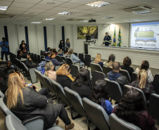 Os dez alunos vencedores do concurso de desenhos e frases do programa Porto Escola fizeram uma visita especial ao Porto de Paranaguá nesta quarta-feira (10). Os estudantes e professores ganharam um passeio de barco, kits de desenho e um quadro com a composição vencedora. A oitava edição do concurso reuniu trabalhos de 824 estudantes do 5º ano do ensino fundamental, matriculados na rede pública de ensino. Foto: Claudio Neves/Portos do Paraná