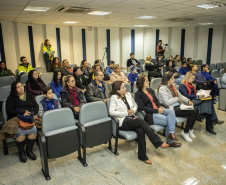 Os dez alunos vencedores do concurso de desenhos e frases do programa Porto Escola fizeram uma visita especial ao Porto de Paranaguá nesta quarta-feira (10). Os estudantes e professores ganharam um passeio de barco, kits de desenho e um quadro com a composição vencedora. A oitava edição do concurso reuniu trabalhos de 824 estudantes do 5º ano do ensino fundamental, matriculados na rede pública de ensino. Foto: Claudio Neves/Portos do Paraná