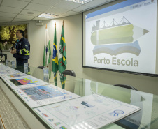 Os dez alunos vencedores do concurso de desenhos e frases do programa Porto Escola fizeram uma visita especial ao Porto de Paranaguá nesta quarta-feira (10). Os estudantes e professores ganharam um passeio de barco, kits de desenho e um quadro com a composição vencedora. A oitava edição do concurso reuniu trabalhos de 824 estudantes do 5º ano do ensino fundamental, matriculados na rede pública de ensino. Foto: Claudio Neves/Portos do Paraná