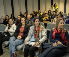 Os dez alunos vencedores do concurso de desenhos e frases do programa Porto Escola fizeram uma visita especial ao Porto de Paranaguá nesta quarta-feira (10). Os estudantes e professores ganharam um passeio de barco, kits de desenho e um quadro com a composição vencedora. A oitava edição do concurso reuniu trabalhos de 824 estudantes do 5º ano do ensino fundamental, matriculados na rede pública de ensino. Foto: Claudio Neves/Portos do Paraná