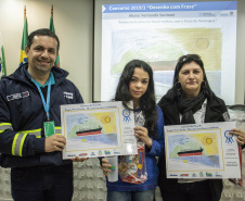 Os dez alunos vencedores do concurso de desenhos e frases do programa Porto Escola fizeram uma visita especial ao Porto de Paranaguá nesta quarta-feira (10). Os estudantes e professores ganharam um passeio de barco, kits de desenho e um quadro com a composição vencedora. A oitava edição do concurso reuniu trabalhos de 824 estudantes do 5º ano do ensino fundamental, matriculados na rede pública de ensino. Foto: Claudio Neves/Portos do Paraná