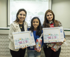 Os dez alunos vencedores do concurso de desenhos e frases do programa Porto Escola fizeram uma visita especial ao Porto de Paranaguá nesta quarta-feira (10). Os estudantes e professores ganharam um passeio de barco, kits de desenho e um quadro com a composição vencedora. A oitava edição do concurso reuniu trabalhos de 824 estudantes do 5º ano do ensino fundamental, matriculados na rede pública de ensino. Foto: Claudio Neves/Portos do Paraná