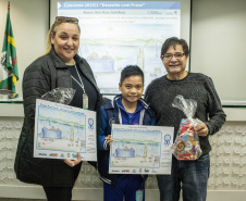 Os dez alunos vencedores do concurso de desenhos e frases do programa Porto Escola fizeram uma visita especial ao Porto de Paranaguá nesta quarta-feira (10). Os estudantes e professores ganharam um passeio de barco, kits de desenho e um quadro com a composição vencedora. A oitava edição do concurso reuniu trabalhos de 824 estudantes do 5º ano do ensino fundamental, matriculados na rede pública de ensino. Foto: Claudio Neves/Portos do Paraná