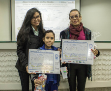 Os dez alunos vencedores do concurso de desenhos e frases do programa Porto Escola fizeram uma visita especial ao Porto de Paranaguá nesta quarta-feira (10). Os estudantes e professores ganharam um passeio de barco, kits de desenho e um quadro com a composição vencedora. A oitava edição do concurso reuniu trabalhos de 824 estudantes do 5º ano do ensino fundamental, matriculados na rede pública de ensino. Foto: Claudio Neves/Portos do Paraná