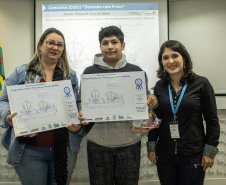 Os dez alunos vencedores do concurso de desenhos e frases do programa Porto Escola fizeram uma visita especial ao Porto de Paranaguá nesta quarta-feira (10). Os estudantes e professores ganharam um passeio de barco, kits de desenho e um quadro com a composição vencedora. A oitava edição do concurso reuniu trabalhos de 824 estudantes do 5º ano do ensino fundamental, matriculados na rede pública de ensino. Foto: Claudio Neves/Portos do Paraná