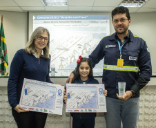 Os dez alunos vencedores do concurso de desenhos e frases do programa Porto Escola fizeram uma visita especial ao Porto de Paranaguá nesta quarta-feira (10). Os estudantes e professores ganharam um passeio de barco, kits de desenho e um quadro com a composição vencedora. A oitava edição do concurso reuniu trabalhos de 824 estudantes do 5º ano do ensino fundamental, matriculados na rede pública de ensino. Foto: Claudio Neves/Portos do Paraná