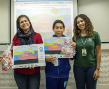 Os dez alunos vencedores do concurso de desenhos e frases do programa Porto Escola fizeram uma visita especial ao Porto de Paranaguá nesta quarta-feira (10). Os estudantes e professores ganharam um passeio de barco, kits de desenho e um quadro com a composição vencedora. A oitava edição do concurso reuniu trabalhos de 824 estudantes do 5º ano do ensino fundamental, matriculados na rede pública de ensino. Foto: Claudio Neves/Portos do Paraná